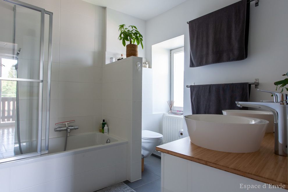 Bild på ett mellanstort minimalistiskt badrum