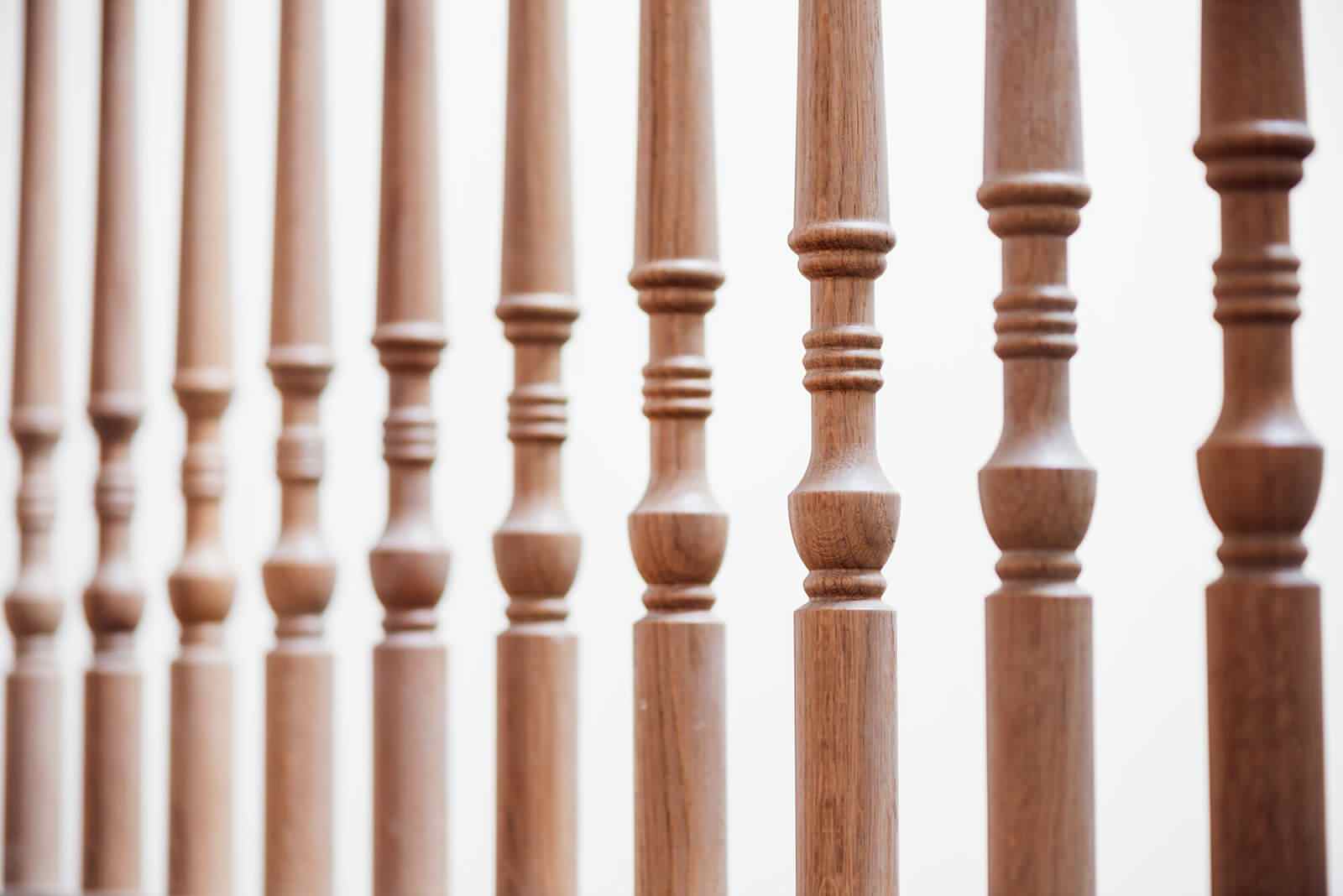 Классическая лестница из дуба с изогнутыми перилами