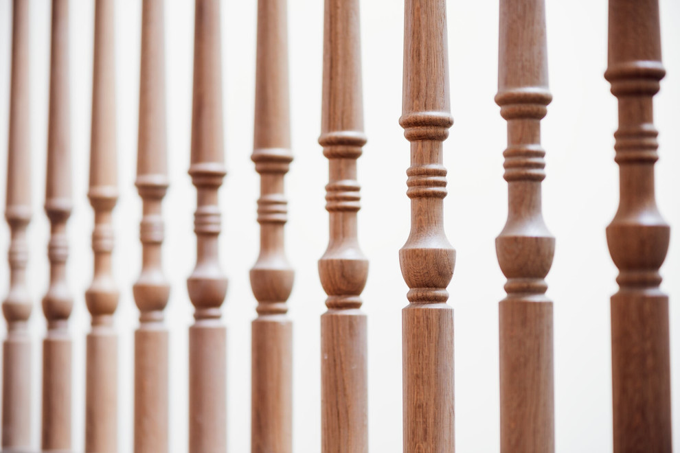 Классическая лестница из дуба с изогнутыми перилами