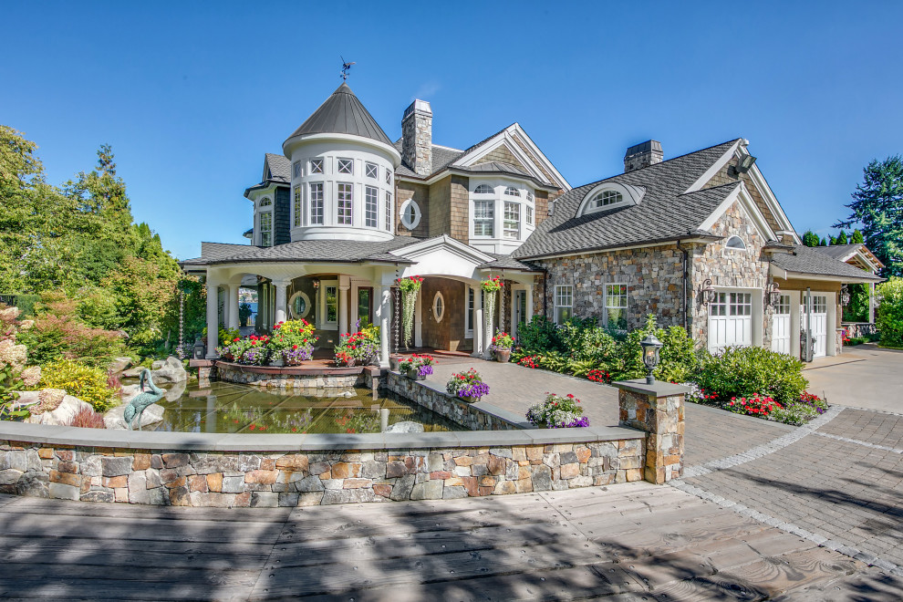 Geräumiges, Dreistöckiges Klassisches Haus mit brauner Fassadenfarbe und Schindeln in Seattle