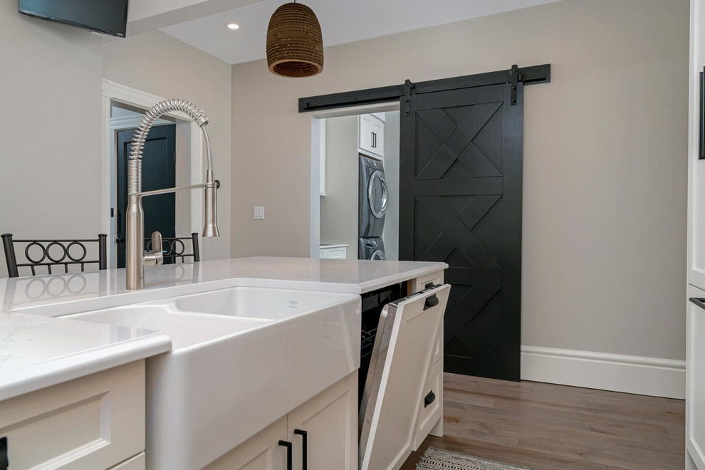 Kitchen - transitional kitchen idea