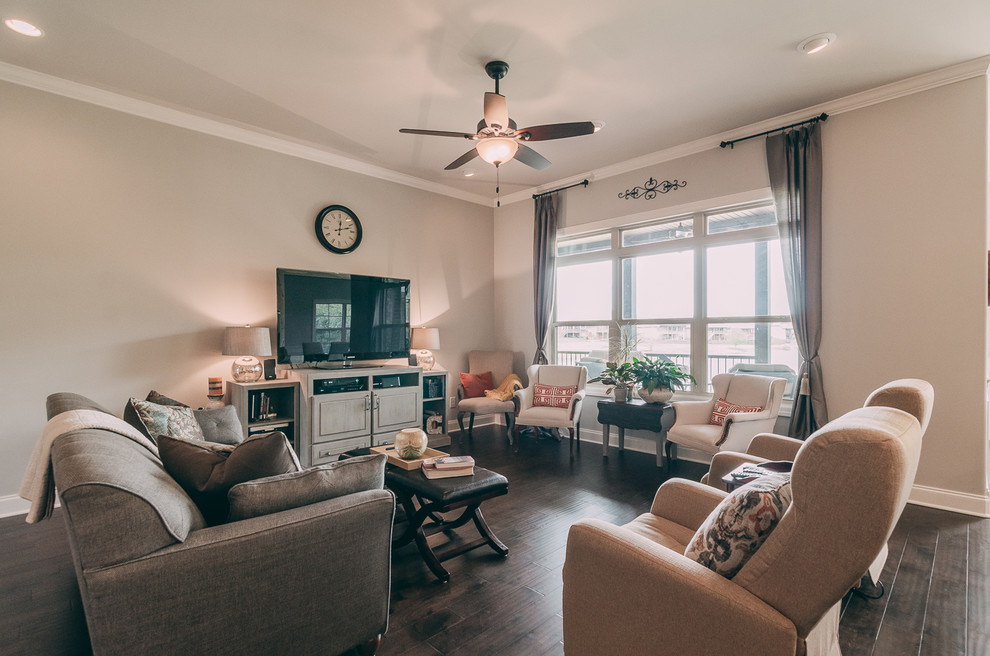 Example of a transitional home design design in Nashville