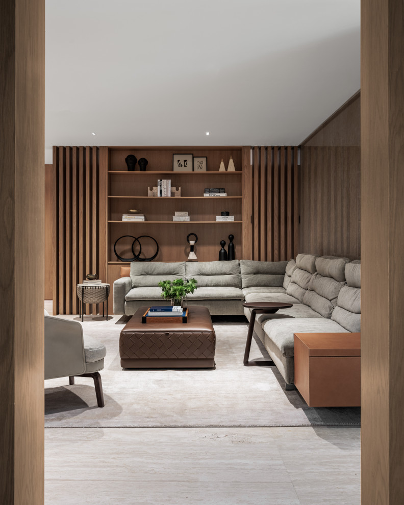 Пример оригинального дизайна: изолированная гостиная комната в современном стиле с коричневыми стенами, бежевым полом и деревянными стенами