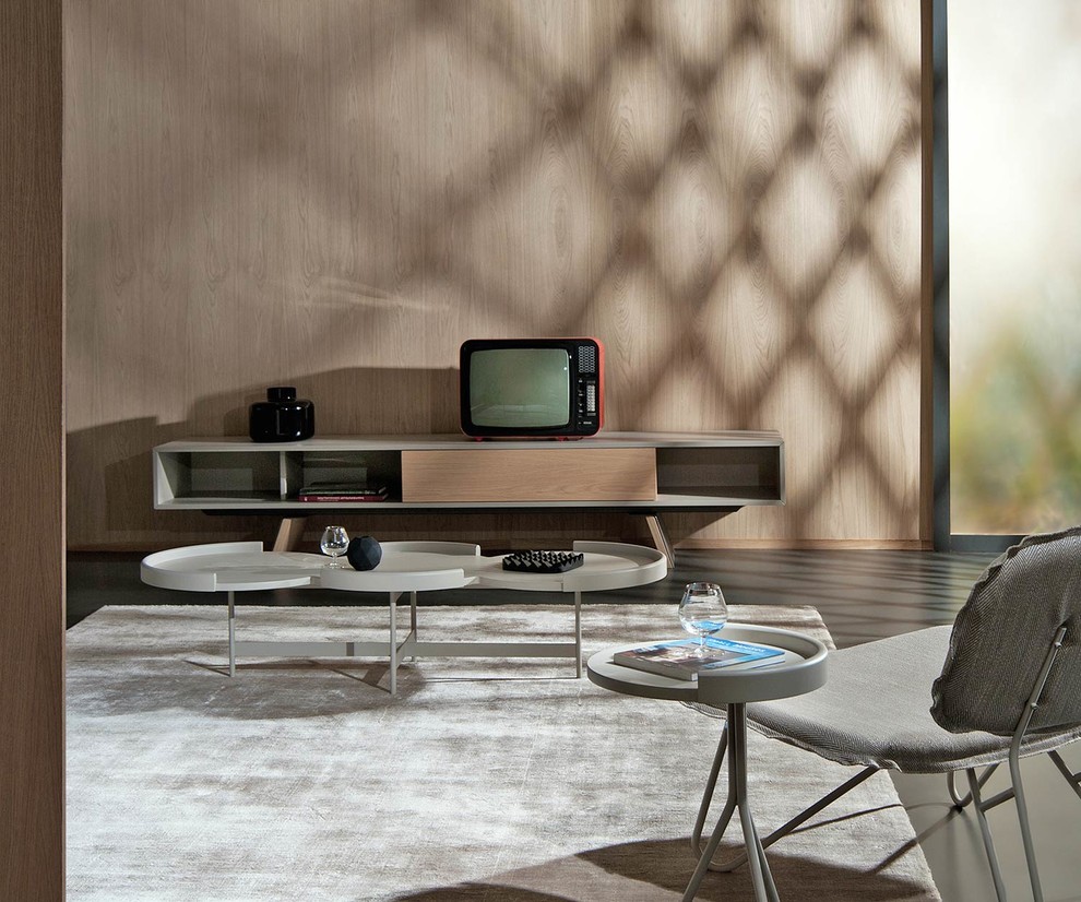 Große, Fernseherlose Moderne Bibliothek ohne Kamin, im Loft-Stil mit dunklem Holzboden, Kaminumrandung aus Holz, brauner Wandfarbe und grauem Boden in Berlin