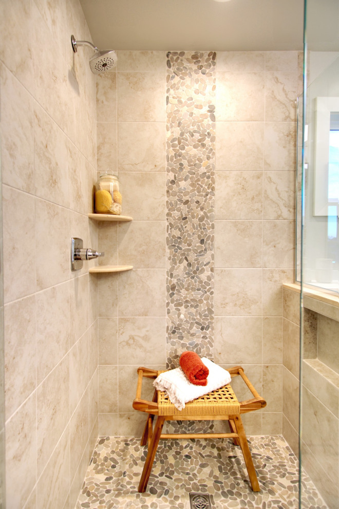 На фото: большая главная ванная комната в стиле кантри с фасадами с утопленной филенкой, серыми фасадами, ванной в нише, душем в нише, унитазом-моноблоком, разноцветной плиткой, галечной плиткой, серыми стенами, полом из керамической плитки, монолитной раковиной, мраморной столешницей, бежевым полом, душем с распашными дверями, белой столешницей, тумбой под две раковины и встроенной тумбой с