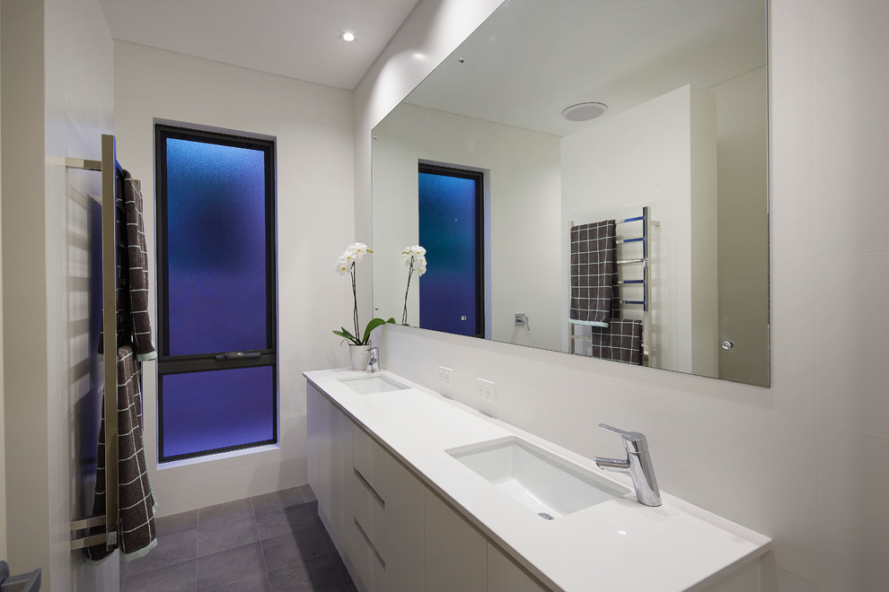 Design ideas for a contemporary master bathroom in Perth.