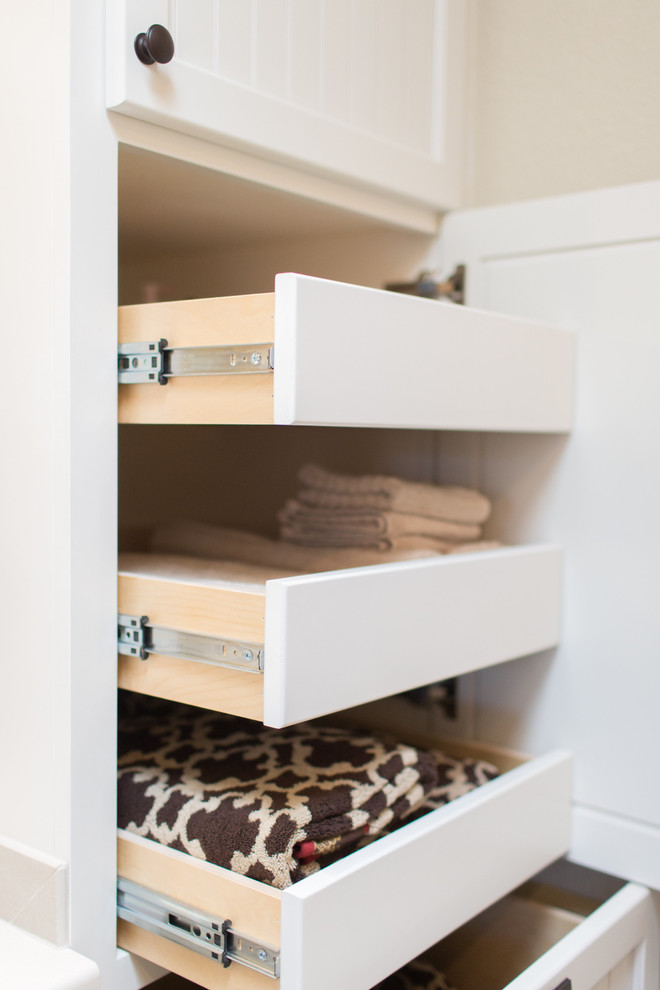Example of a transitional home design design in Phoenix