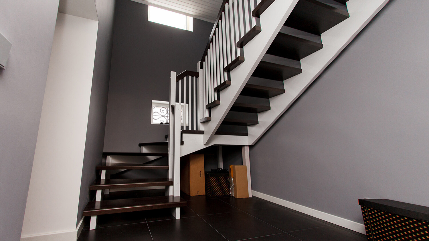 Дубовая комбинированная двухцветная лестница из массива сосны и дуба на косоурах