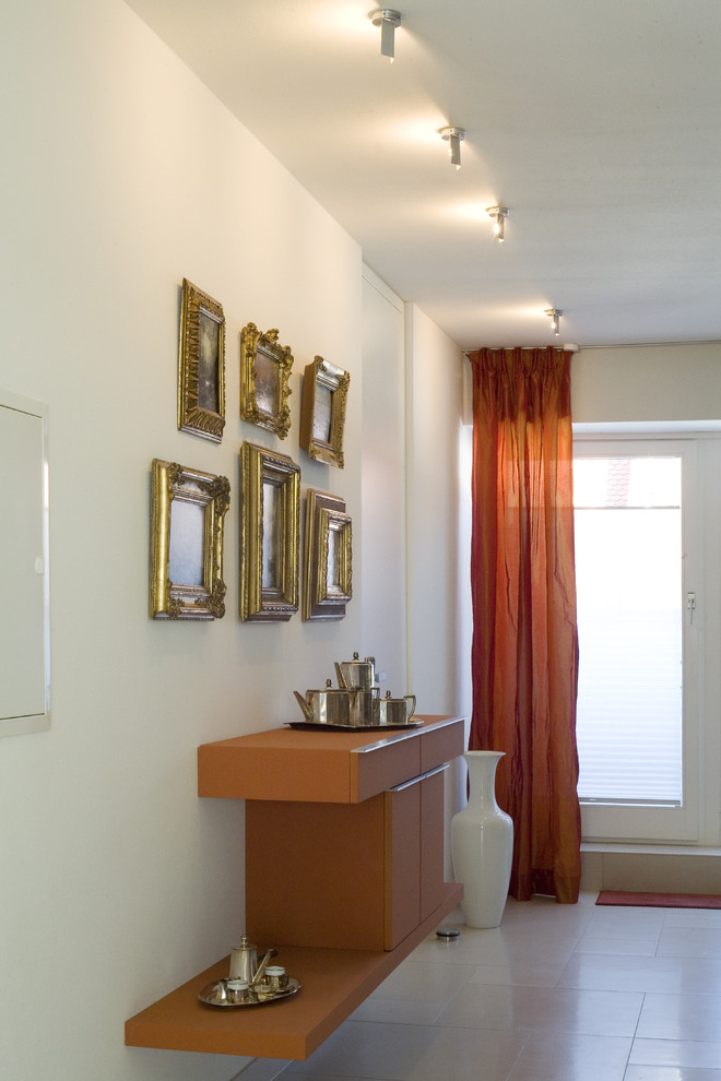 Mittelgroßer Klassischer Flur mit weißer Wandfarbe, Keramikboden und weißem Boden in München