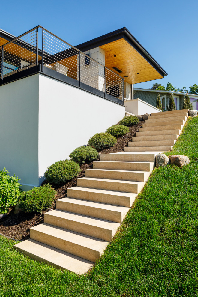 Идея дизайна: участок и сад на переднем дворе в современном стиле с покрытием из каменной брусчатки