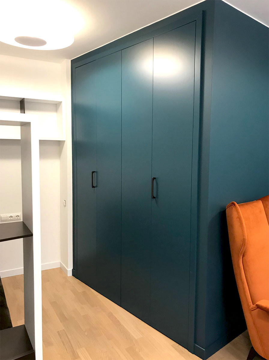 Гардеробная комната в квартире студии