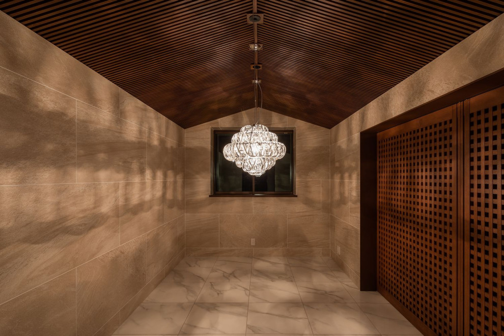 Esempio di una sala da pranzo etnica chiusa e di medie dimensioni con pareti beige, pavimento con piastrelle in ceramica, soffitto in legno e pannellatura