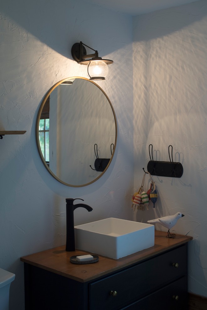 Bathroom - rustic bathroom idea in Chicago