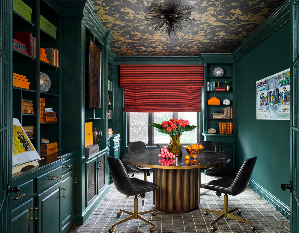 На фото: кабинет в стиле неоклассика (современная классика) с зелеными стенами, ковровым покрытием, отдельно стоящим рабочим столом, серым полом и потолком с обоями с