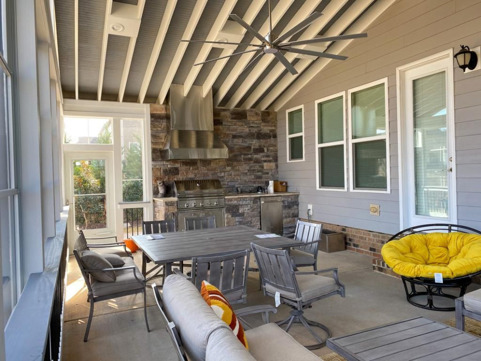 Exemple d'un grand porche d'entrée de maison arrière nature avec une cuisine d'été, une extension de toiture et un garde-corps en matériaux mixtes.