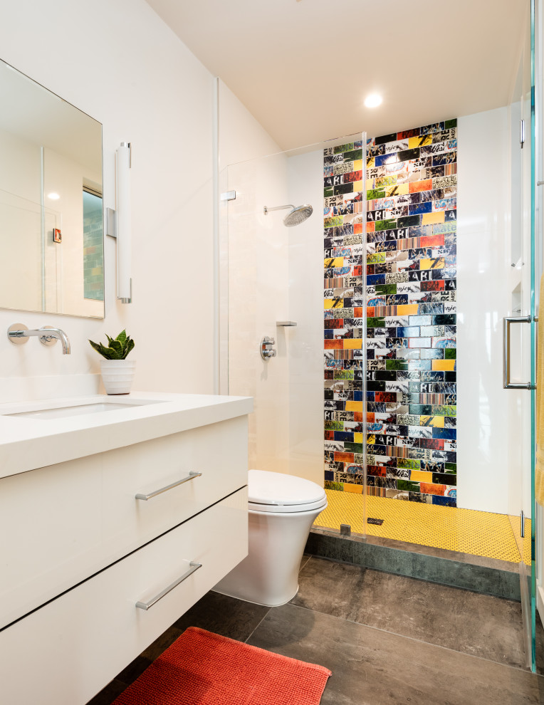 Inspiration for a small contemporary 3/4 bathroom in Orange County with flat-panel cabinets, white cabinets, an alcove shower, a one-piece toilet, white tile, ceramic tile, white walls, porcelain floors, an undermount sink, engineered quartz benchtops, grey floor, a hinged shower door and white benchtops.