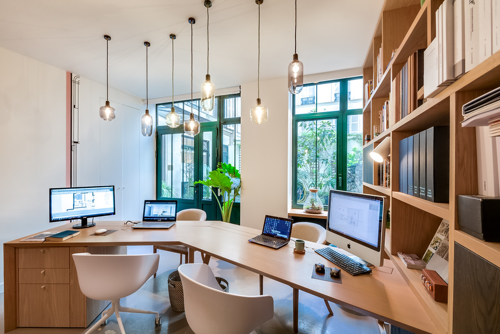 Exemple d'un bureau tendance de taille moyenne avec un mur blanc, un bureau intégré et un sol gris.