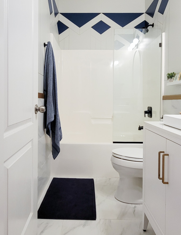 Kleines Mid-Century Duschbad mit flächenbündigen Schrankfronten, weißen Schränken, Toilette mit Aufsatzspülkasten, weißen Fliesen, Keramikfliesen, blauer Wandfarbe, Keramikboden, Aufsatzwaschbecken, Marmor-Waschbecken/Waschtisch, weißem Boden, Falttür-Duschabtrennung, weißer Waschtischplatte, Einzelwaschbecken, freistehendem Waschtisch und Tapetenwänden