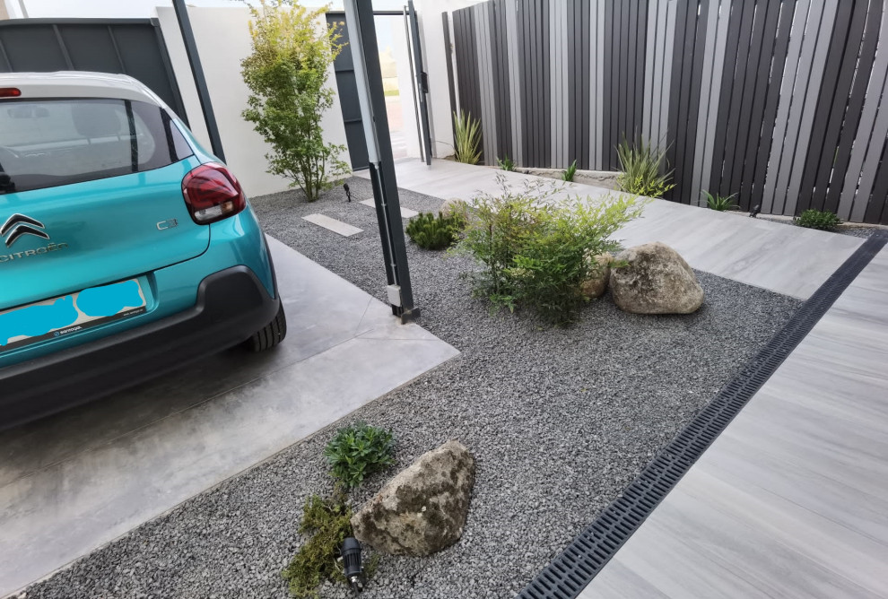 Пример оригинального дизайна: маленький пристроенный гараж в восточном стиле с навесом для автомобилей для на участке и в саду, двух машин