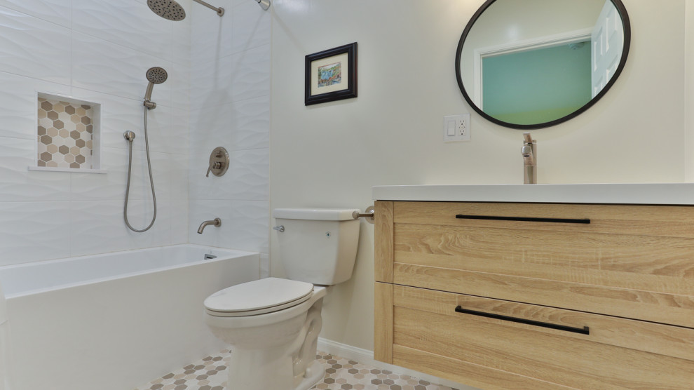Свежая идея для дизайна: ванная комната среднего размера в стиле модернизм с фасадами в стиле шейкер, фасадами цвета дерева среднего тона, угловой ванной, угловым душем, унитазом-моноблоком, белой плиткой, бежевыми стенами, полом из мозаичной плитки, накладной раковиной, мраморной столешницей, разноцветным полом, белой столешницей, тумбой под одну раковину, встроенной тумбой и панелями на стенах - отличное фото интерьера
