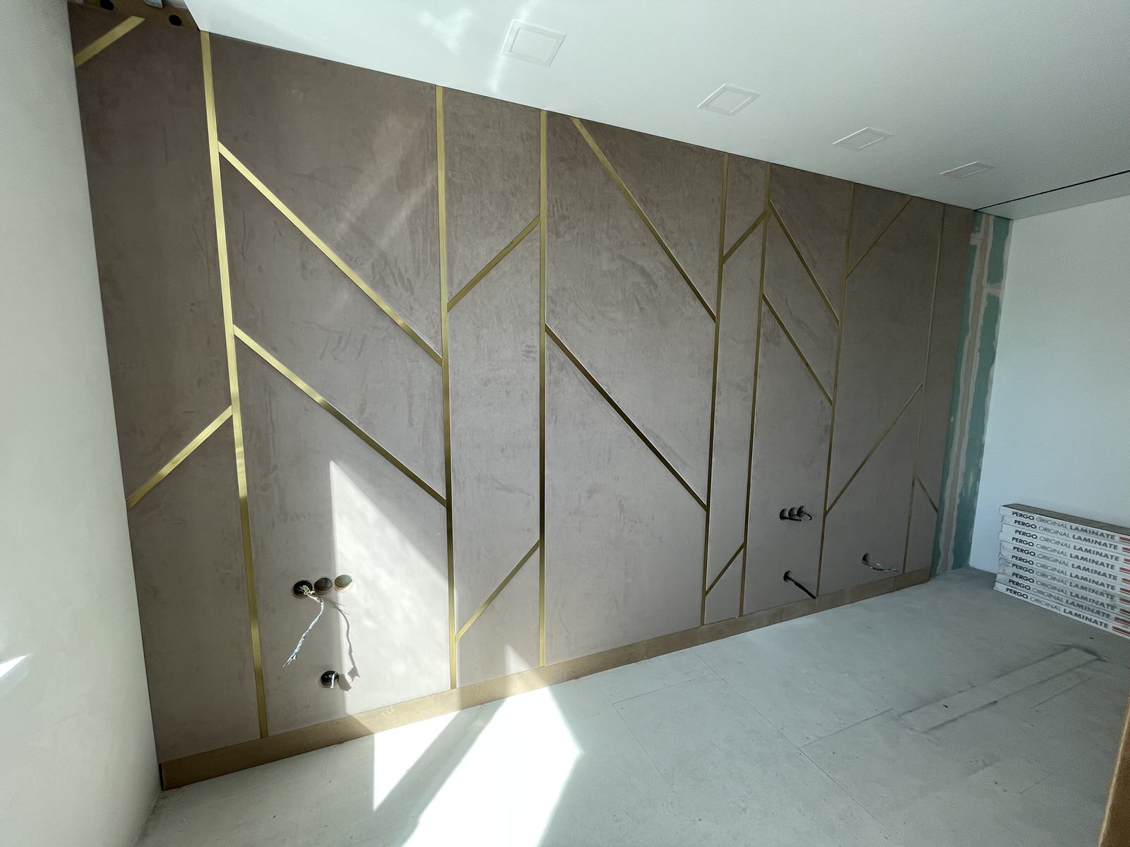 Стеновая панель с молдингами