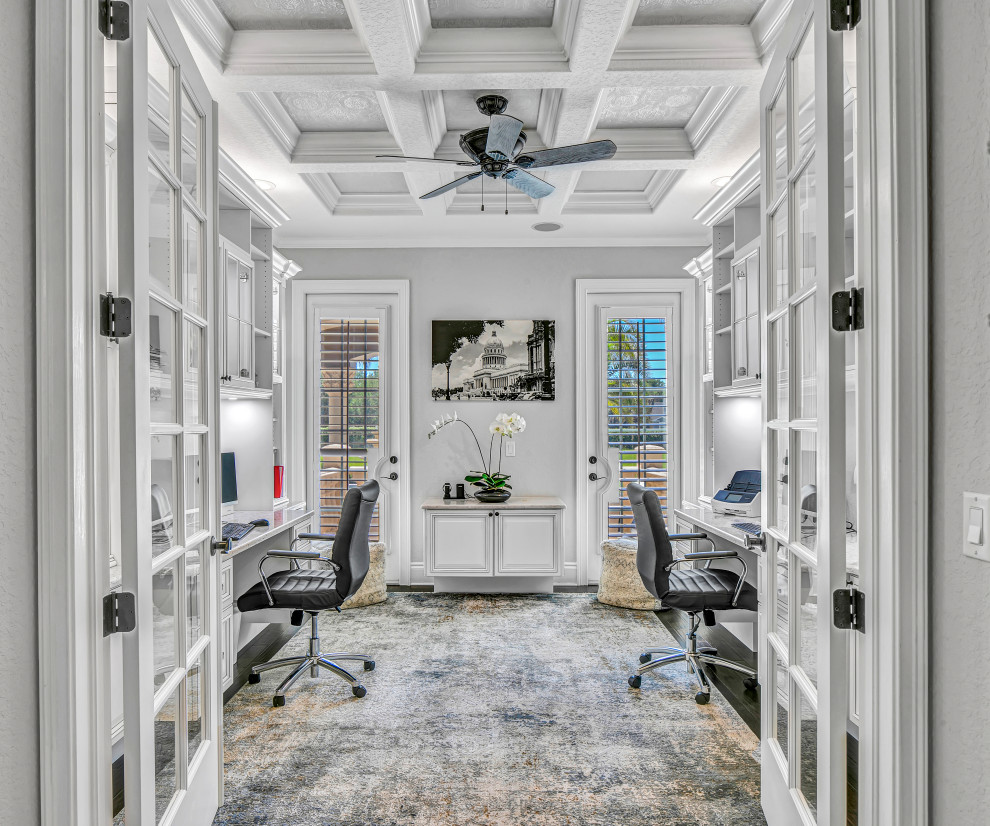 Esempio di un grande ufficio tradizionale con pareti grigie, pavimento in legno massello medio, scrivania incassata, pavimento marrone e soffitto a cassettoni