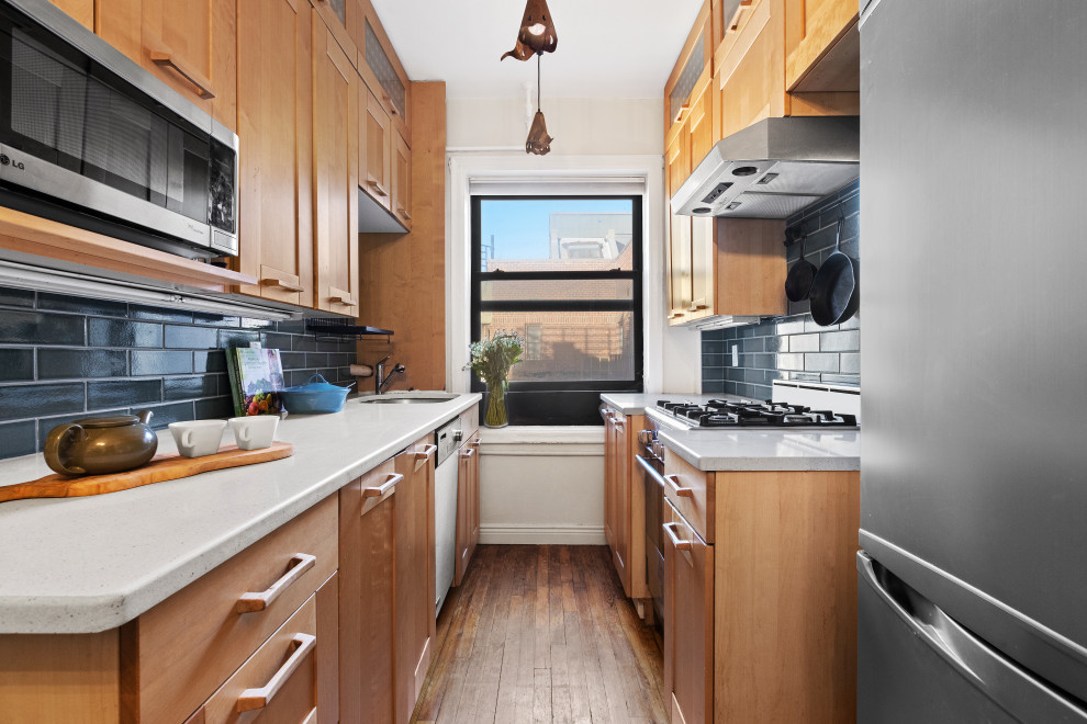 Imagen de cocina bohemia pequeña con armarios con paneles empotrados, salpicadero gris, salpicadero de azulejos de cerámica y electrodomésticos de acero inoxidable