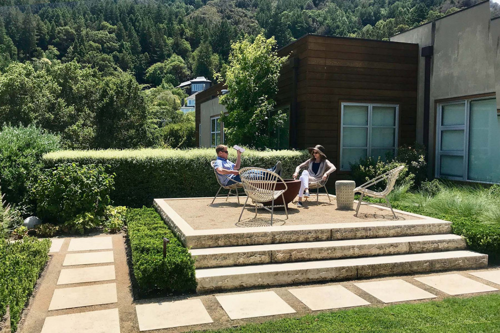Photo of a modern drought-tolerant and full sun backyard decomposed granite landscaping in San Francisco with a fire pit for summer.