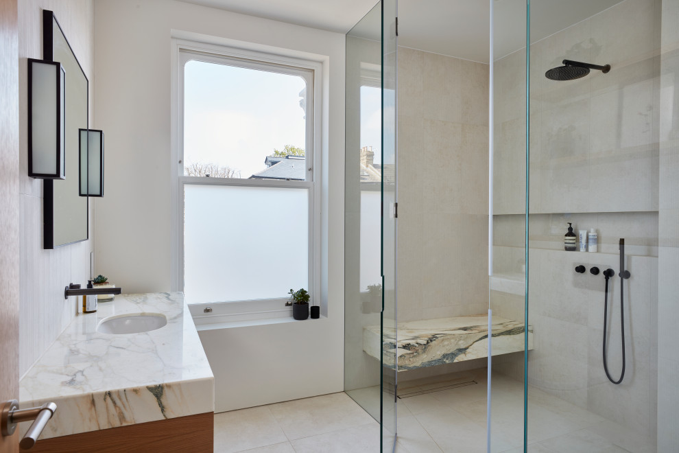 Idee per una stanza da bagno con doccia minimal con top in marmo, top multicolore, panca da doccia, un lavabo e mobile bagno sospeso