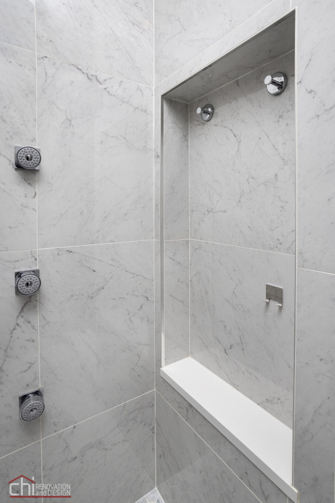 Klassisk inredning av ett mellanstort vit vitt en-suite badrum, med skåp i mörkt trä, en toalettstol med hel cisternkåpa, vit kakel, porslinskakel, vita väggar, klinkergolv i porslin, ett avlångt handfat och grått golv