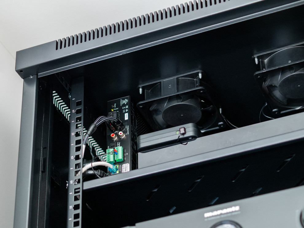 Инсталляция с невидимой акустикой в "Алых парусах"