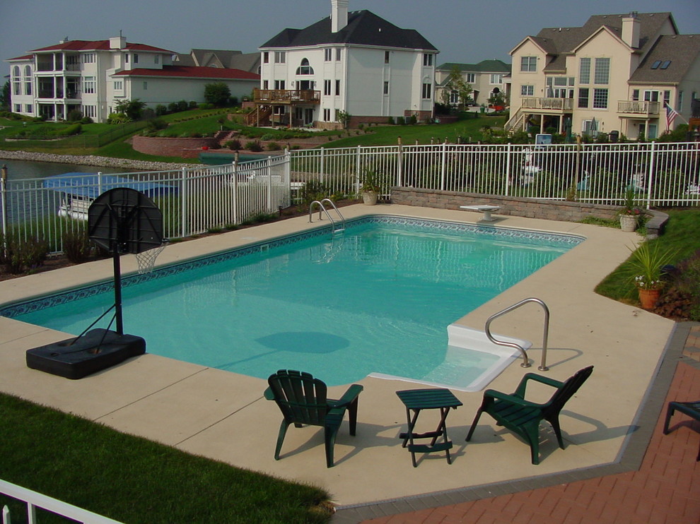Inspiration for a transitional pool remodel in Chicago