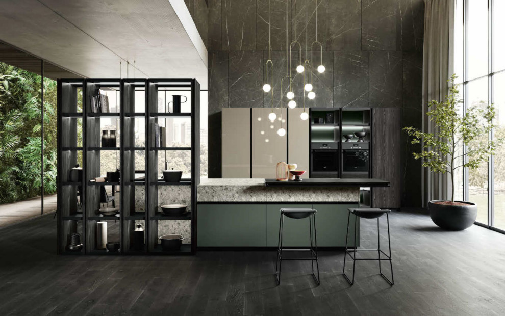 Foto di una cucina moderna di medie dimensioni con lavello sottopiano, ante lisce, ante verdi, top in quarzo composito, elettrodomestici neri, parquet scuro e top grigio