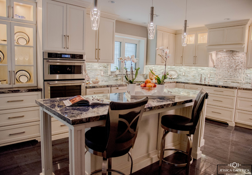 Inspiration for a transitional kitchen remodel in Detroit