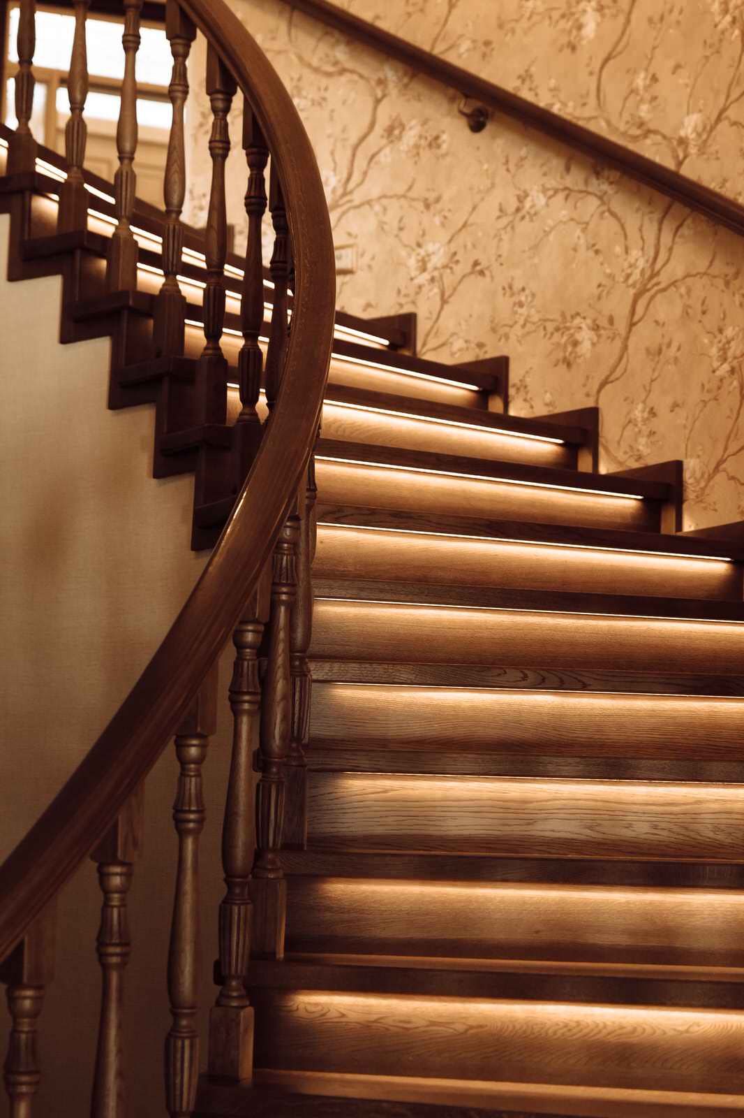 Проект 6 - Радиальная лестница из дуба на бетонном основании в Подмосквовье