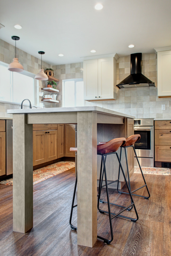 Bild på ett litet nordiskt vit vitt kök, med en undermonterad diskho, skåp i shakerstil, skåp i ljust trä, bänkskiva i kvarts, beige stänkskydd, stänkskydd i keramik, rostfria vitvaror, mörkt trägolv, en köksö och brunt golv