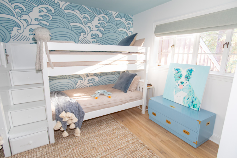 Exempel på ett stort maritimt könsneutralt barnrum kombinerat med sovrum och för 4-10-åringar, med blå väggar och ljust trägolv