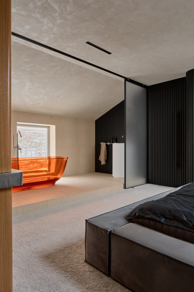 Спальня с прозрачной ванной