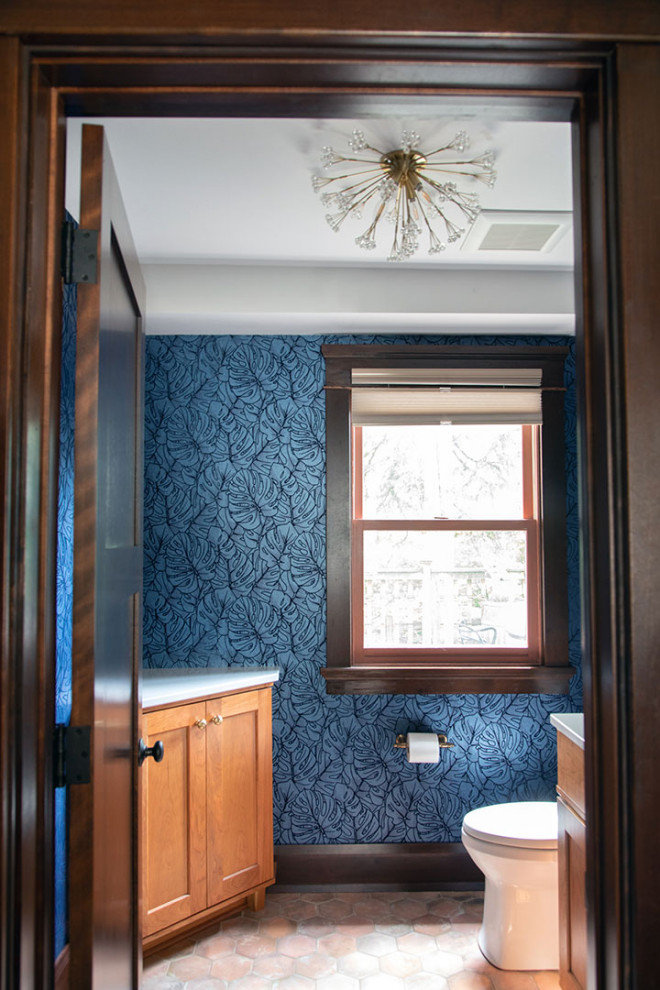 Exempel på ett litet amerikanskt vit vitt badrum, med skåp i shakerstil, skåp i mellenmörkt trä, en toalettstol med separat cisternkåpa, blå väggar, klinkergolv i keramik, ett undermonterad handfat, granitbänkskiva och brunt golv