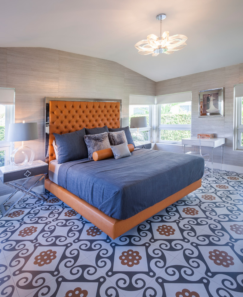 Midcentury bedroom in Miami with beige walls and multi-coloured floor.