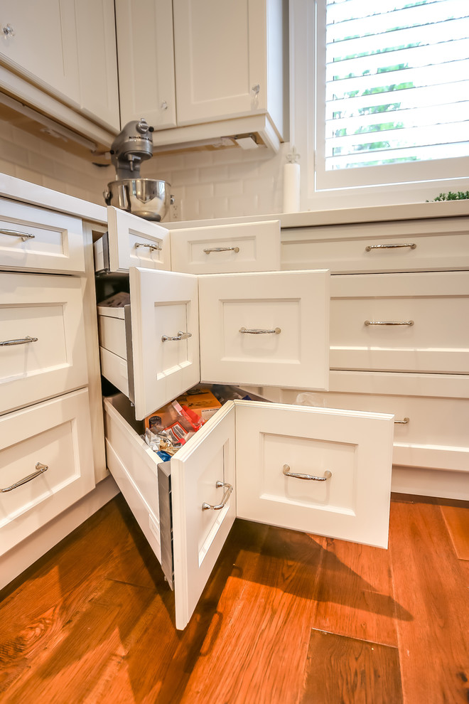 Kitchen - transitional kitchen idea in Toronto