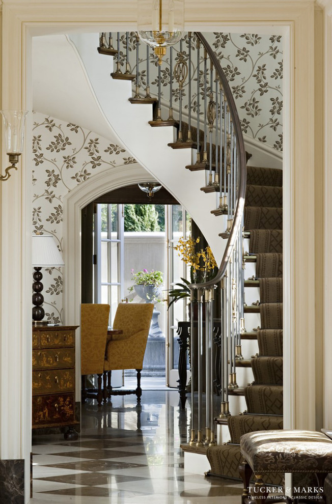 Стильный дизайн: большой коридор в классическом стиле с мраморным полом, разноцветным полом и обоями на стенах - последний тренд