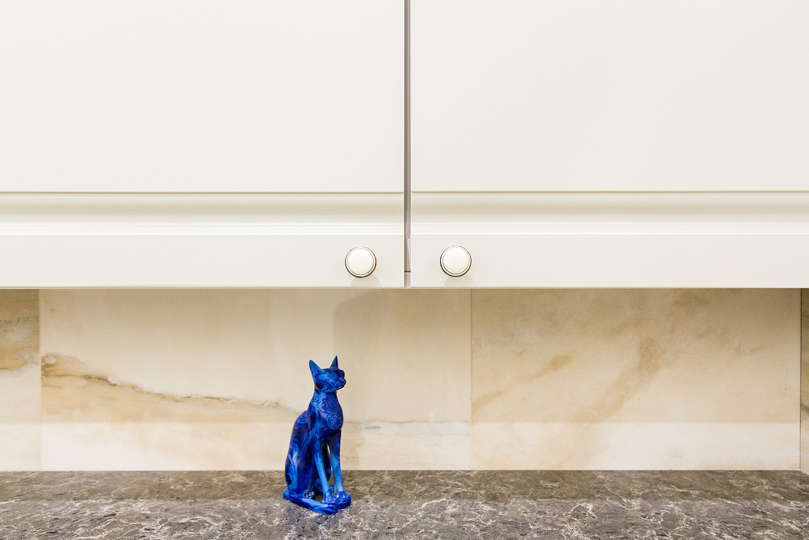 Мебель в ванную  комнату в светлых тонах.