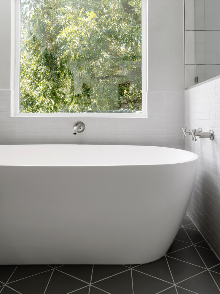Идея дизайна: главная ванная комната среднего размера в скандинавском стиле с плоскими фасадами, белыми фасадами, угловой ванной, душем над ванной, врезной раковиной, тумбой под две раковины и подвесной тумбой