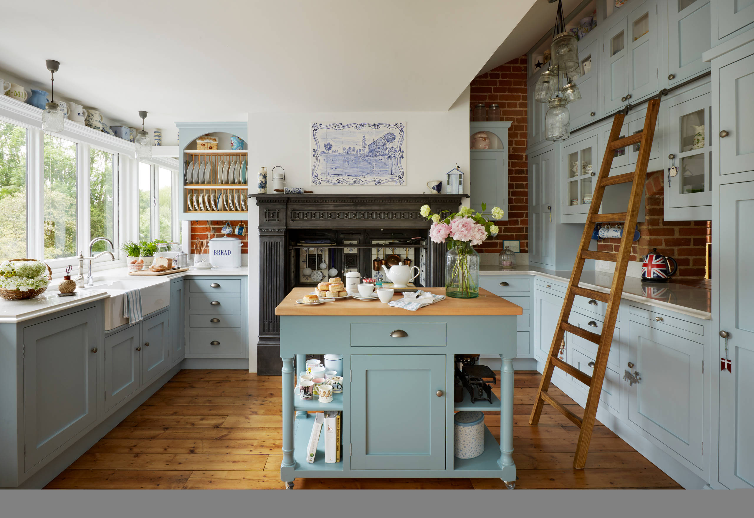 20 Kitchens Straight Out of the English Countryside