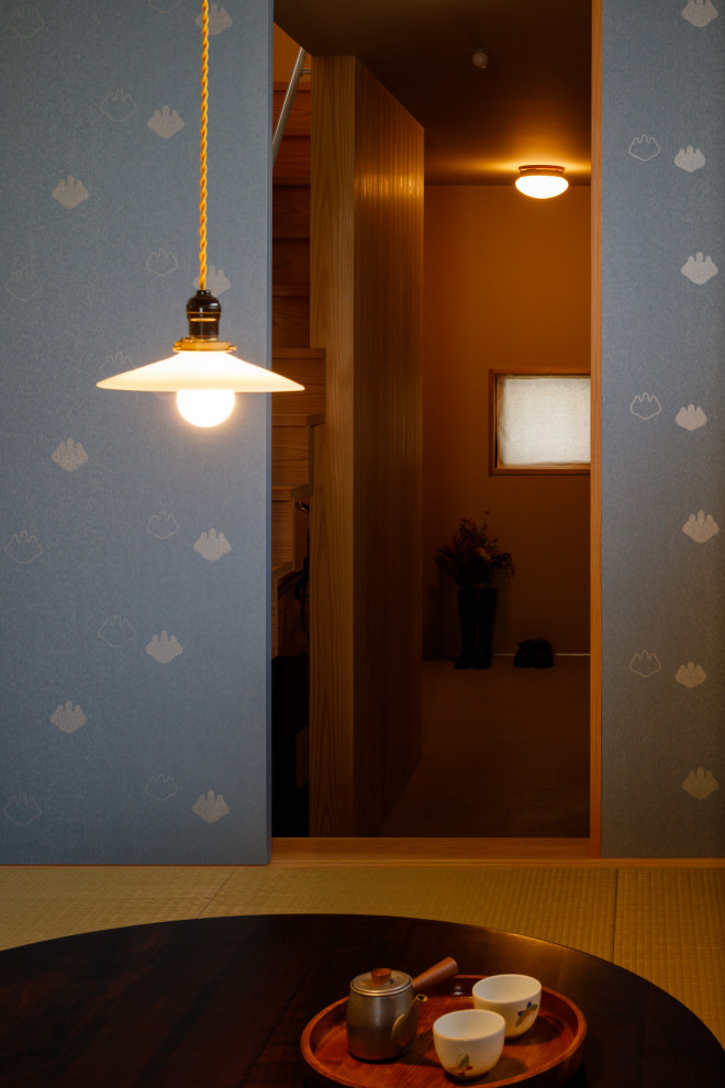 Idées déco pour une petite salle à manger ouverte sur le salon en bois avec un mur beige, un sol de tatami et poutres apparentes.