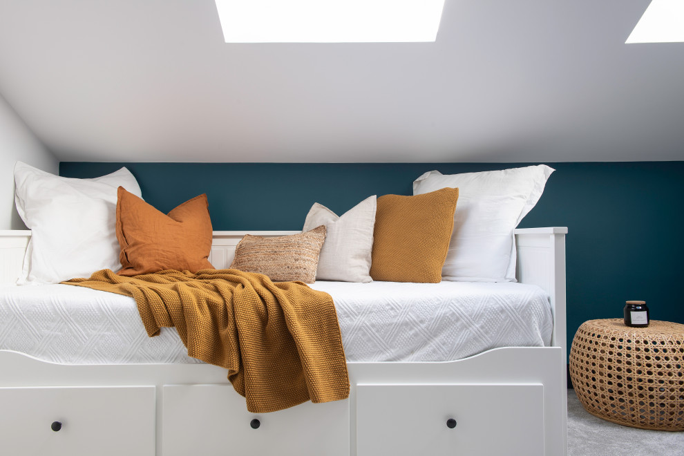 Стильный дизайн: спальня среднего размера в стиле модернизм - последний тренд