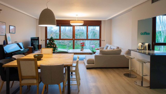 Sal&oacute;n cocina en Chalet contemporary-living-room