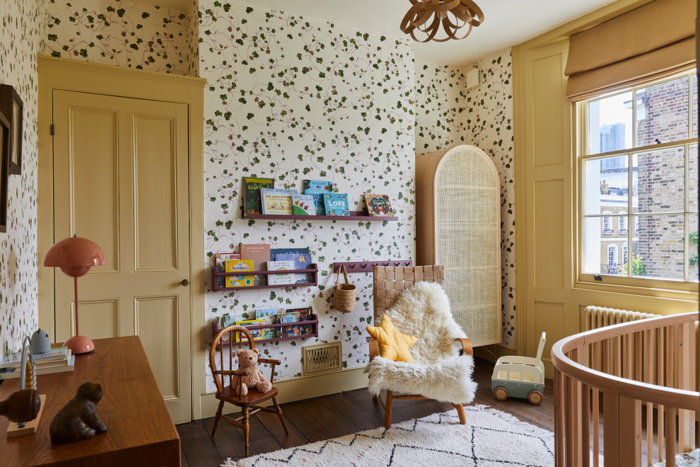 Inspiration för ett mellanstort vintage könsneutralt babyrum, med vita väggar, mörkt trägolv och brunt golv