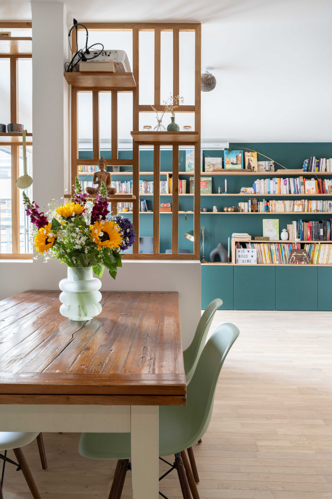 Immagine di una sala da pranzo aperta verso il soggiorno moderna di medie dimensioni con pareti verdi e parquet chiaro